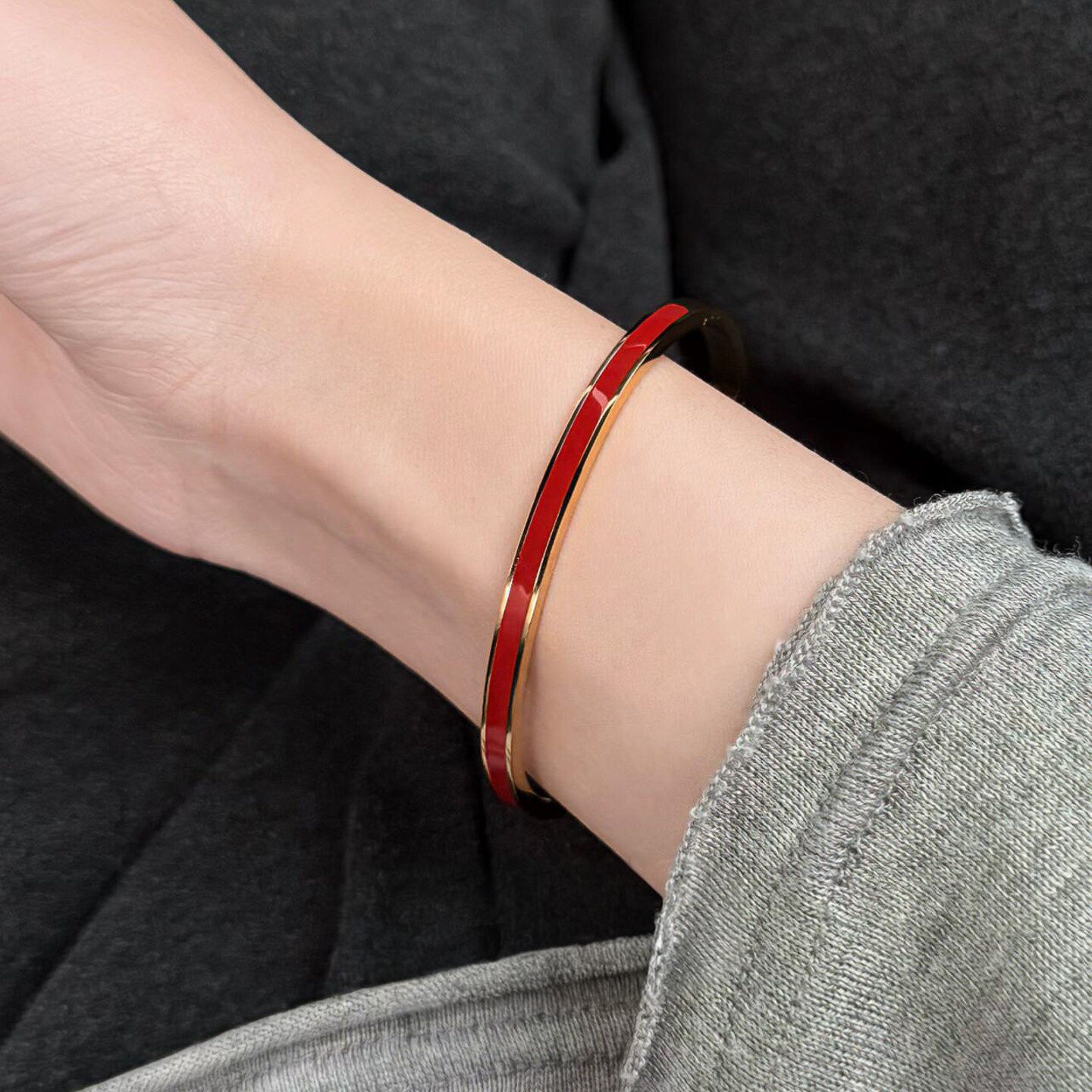 简约红色珐琅窄边手镯女2026新款轻奢高级感手链小众设计百搭手饰