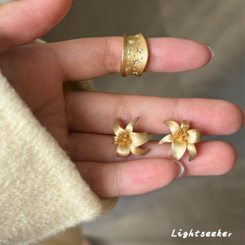 中式复古金色拉丝百合花耳钉贵气