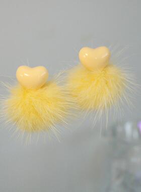 甜美奶黄色爱心毛绒耳环适合冬天个温柔显白耳钉小众设计新款耳饰