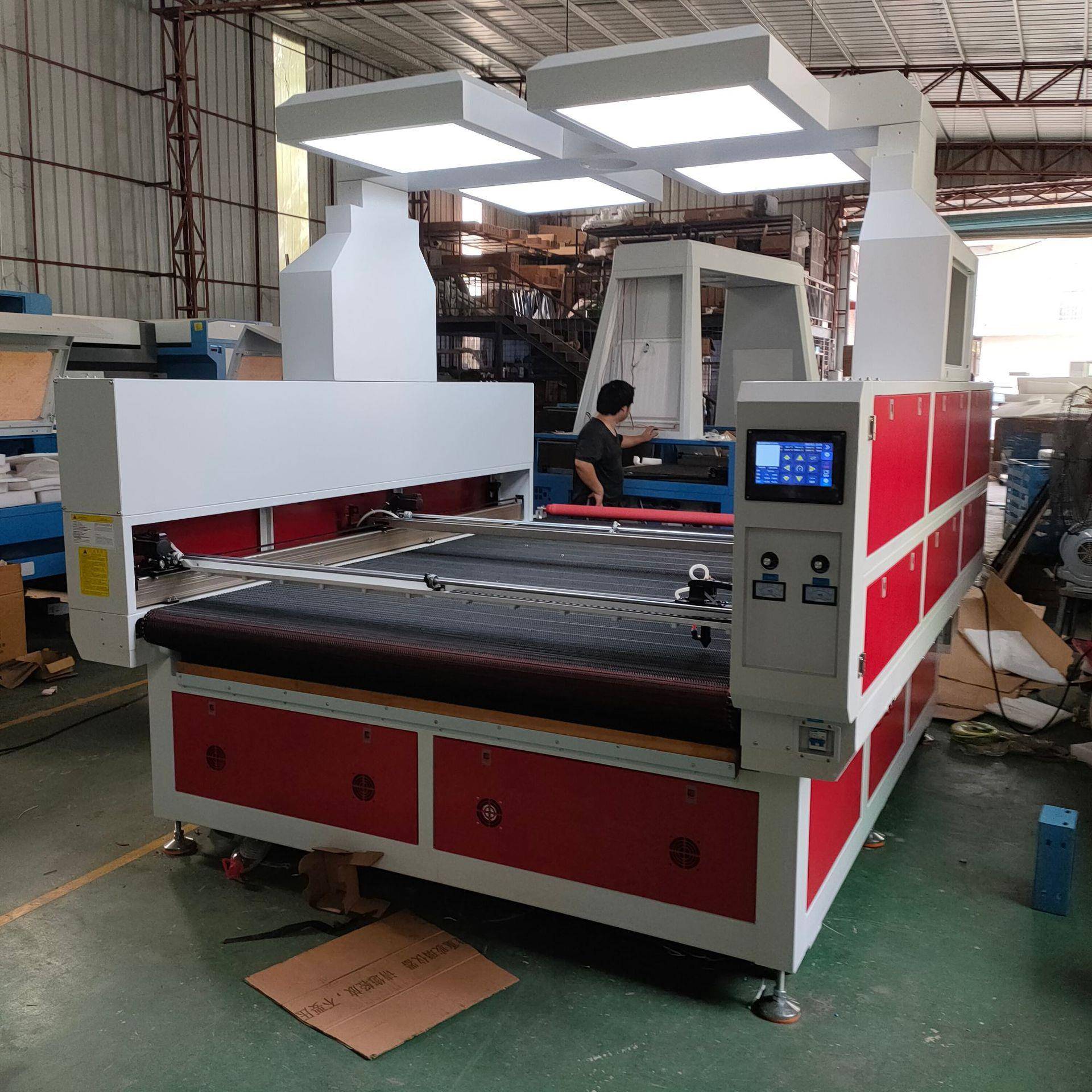 1920双横梁肆头大视觉定位切割机自动送料布料印花巡边激光切割机