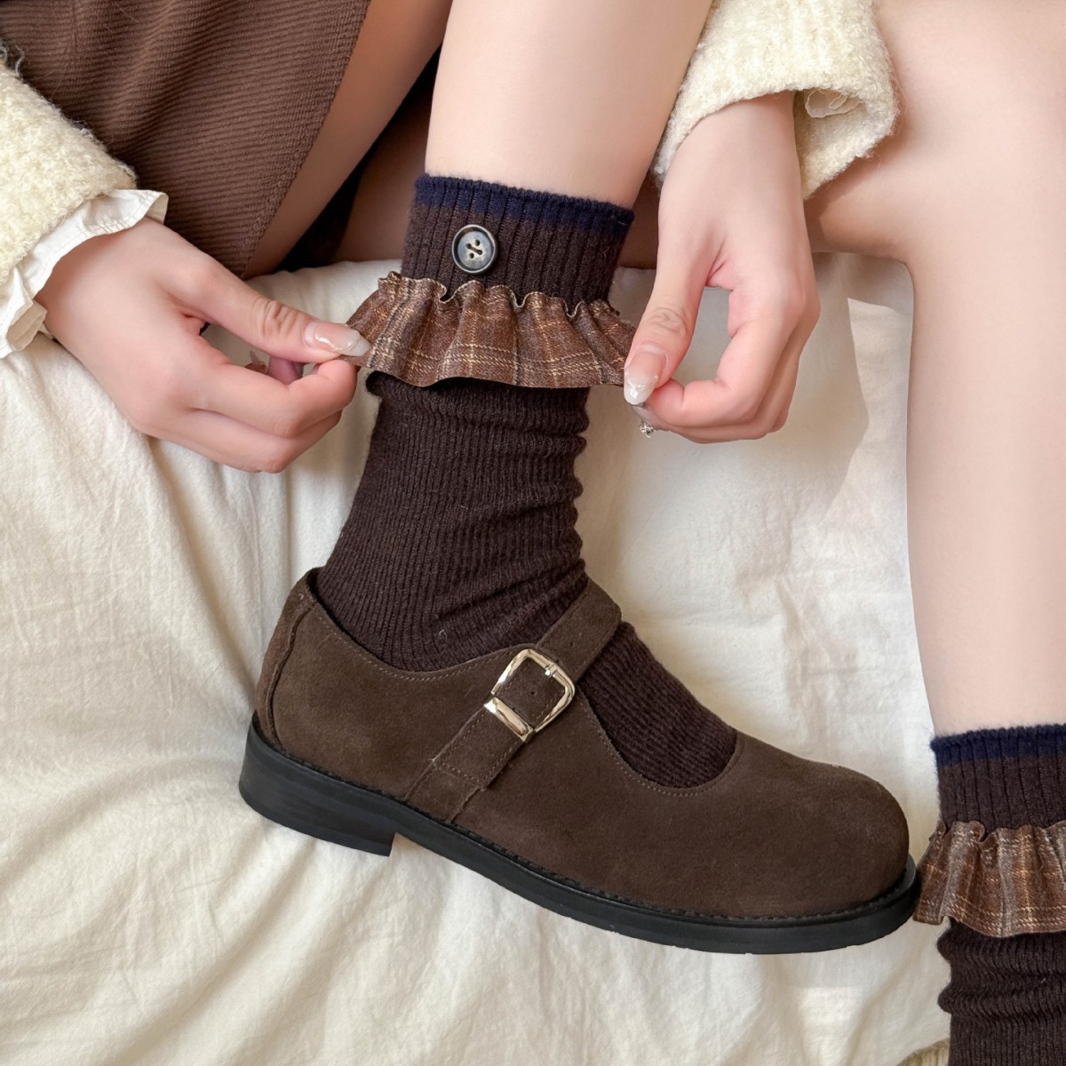 麻田日记拉绒格纹花边纽扣磨毛羊毛袜子女中筒袜配小皮鞋堆堆袜