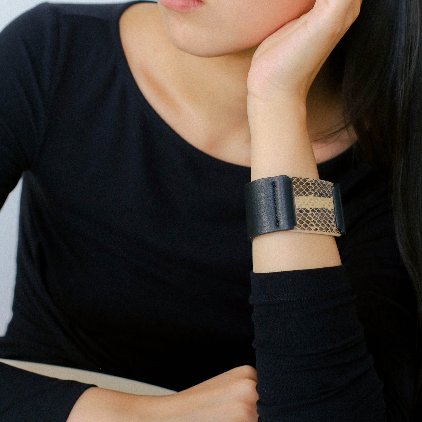 蛇皮真皮拼接宽版时尚百搭手镯女