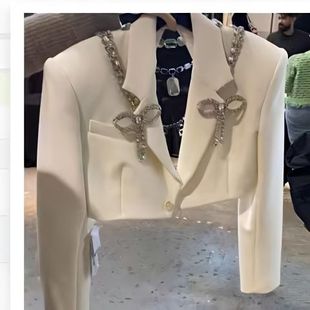 高级感白色西装外套春夏炸街时髦设计感蝴蝶结钉钻今年流行小西服