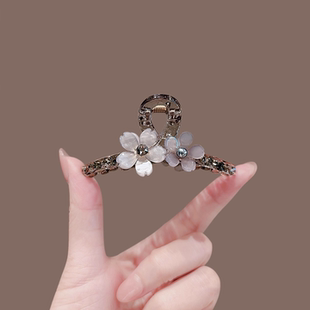 轻奢高档水晶花朵亚克力抓夹中号高级感后脑勺半扎发夹鲨鱼夹发饰