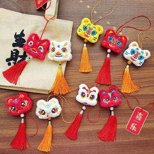 中国风毛绒醒狮流苏挂件开运生肖小玩偶送福虎狮喜庆公仔车载挂饰