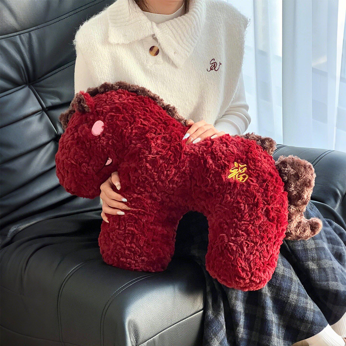 红色小马抱枕2026马年吉祥物沙发靠枕新年装饰布置家用高颜值新款