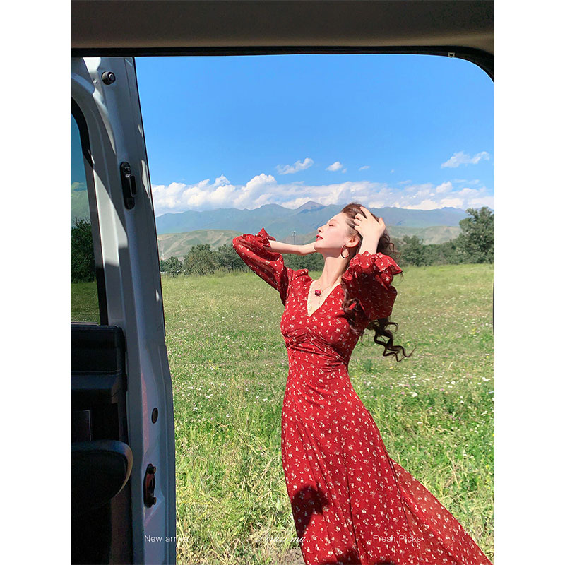 红色碎花连衣裙女秋季2026新款今年流行高级感气质显瘦中长款裙子