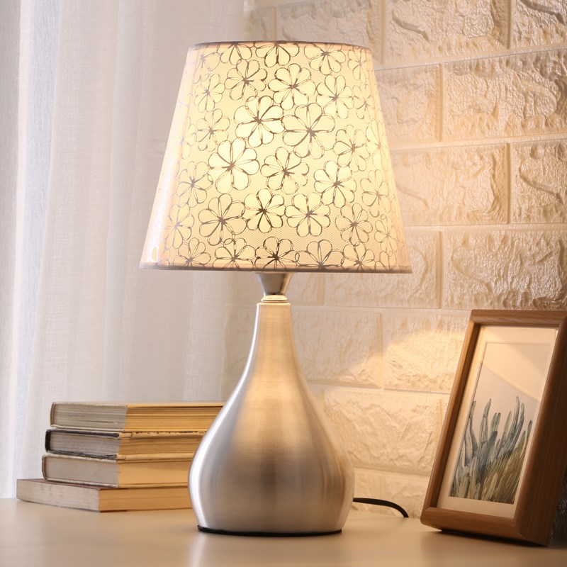 极有家发现 简约现代卧室台灯床头灯家用结婚台灯婚房温馨床头灯