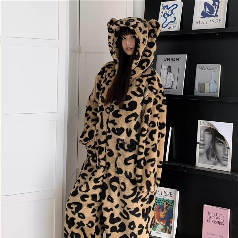 珊瑚绒豹纹连体睡衣女秋冬季睡袍加厚加绒可爱家居服2024新款冬天