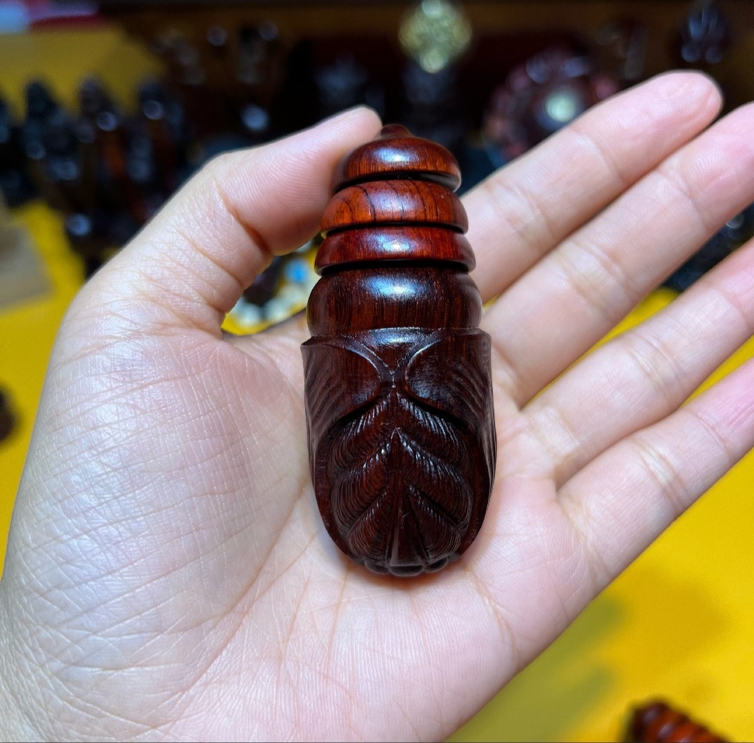 小叶紫檀高油高密手工雕刻可动蚕蛹东南西北男女文玩大蝉蛹手把件图片