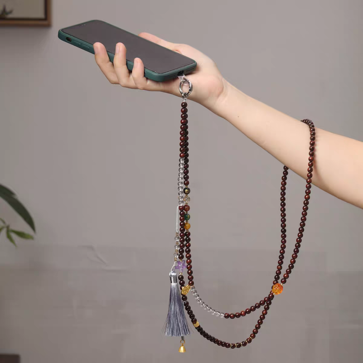 新中式五路财神檀木串珠斜挎手机链国风长款防丢手机挂饰旗袍流苏
