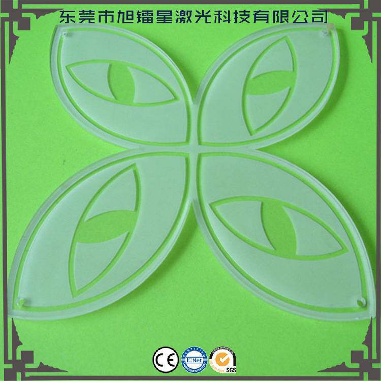 亚克力工艺制品激光切割机工厂 广告标牌手机展示架自动雕刻机