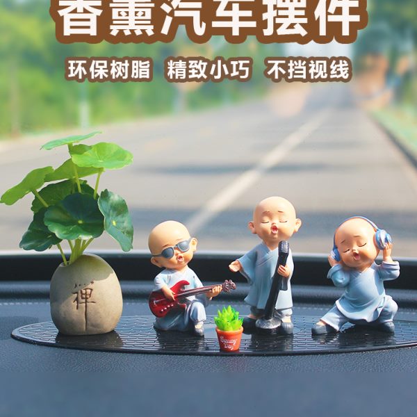 创意车载摆件乐队小和尚汽车装饰用品中控台车内饰品车上香薰男女