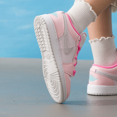 耶运动耐克大童女鞋2026秋JORDAN AJ1粉白小花樱花粉甜妹板鞋II12