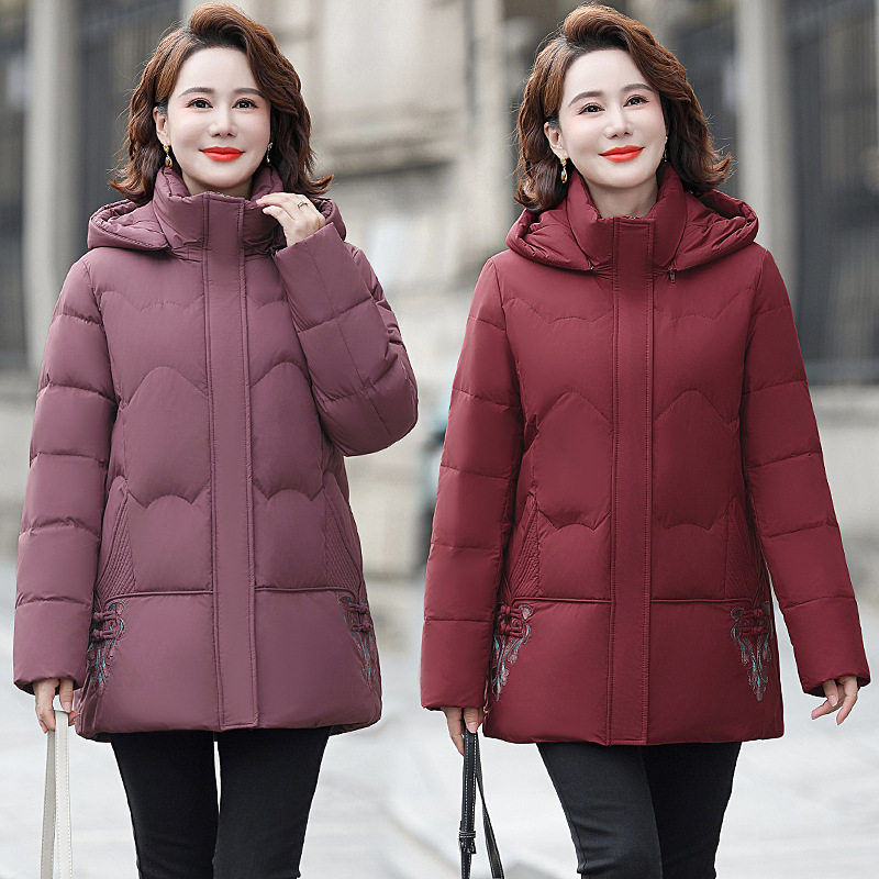 2025新款中年妈妈冬装羽绒服洋气新款中老年外套羽绒百搭冬季女装