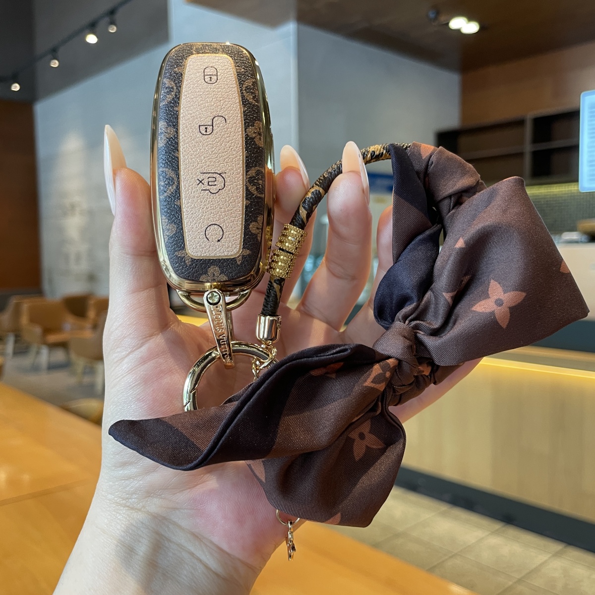 适用24款腾势d9钥匙套n7高级n8汽车用品高档壳扣高级感改装女2024