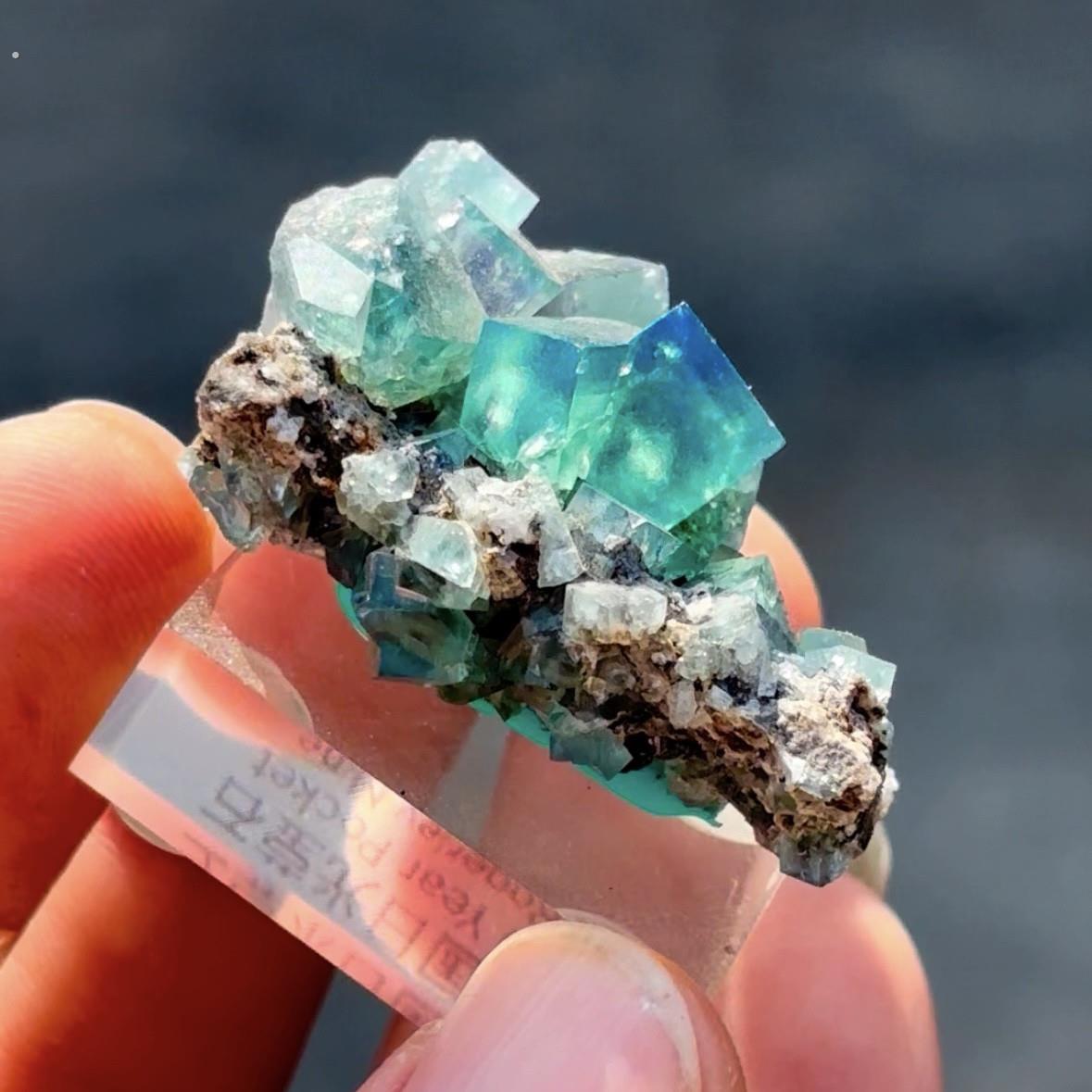 变色日光萤石原石天然矿物晶体标本盒子猫矿石能量石标本科普毕业