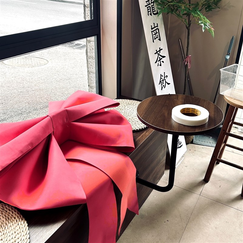 现代奶茶饮品店蛋糕店咖啡厅网红款壁装小圆桌靠墙壁挂桌卡座桌子
