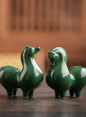 创意陶瓷唐马动物小摆件家居办公室茶道茶宠桌面工艺酒柜装饰摆设