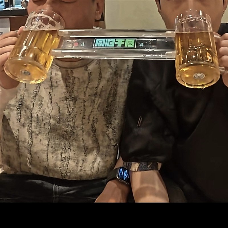 同归于尽连体啤酒杯双人连体扎啤酒脱单同生共死创意酒杯同甘共苦
