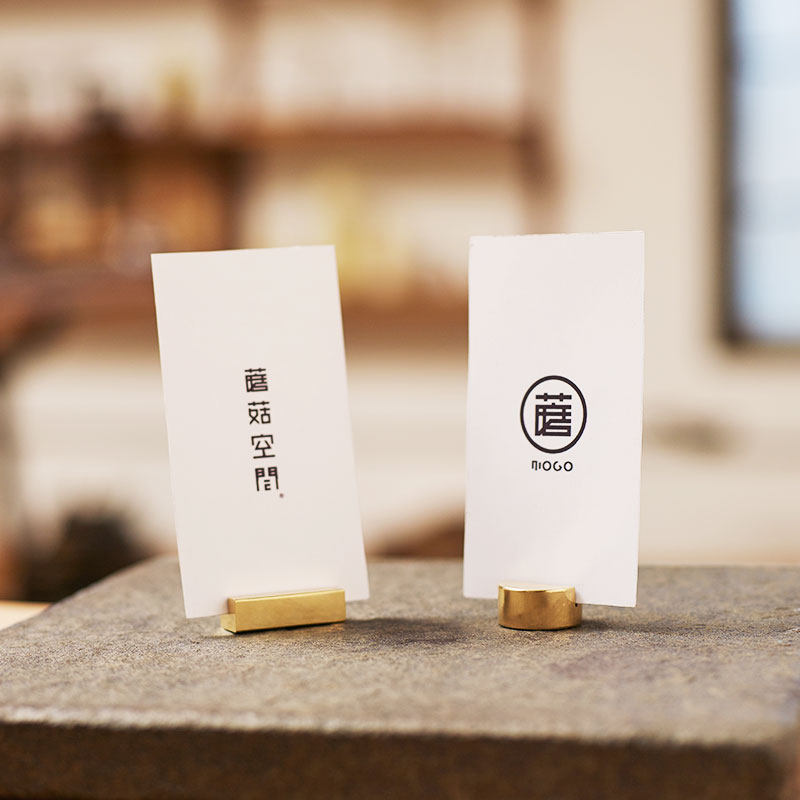 蘑菇空间 黄铜复古名片座 卡片照片架 咖啡店出餐展示托 号牌底座