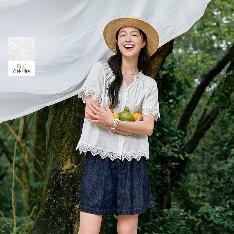 茵曼淡人穿搭白色刺绣花边衬衫2025夏季女装新款清新V领短袖上衣
