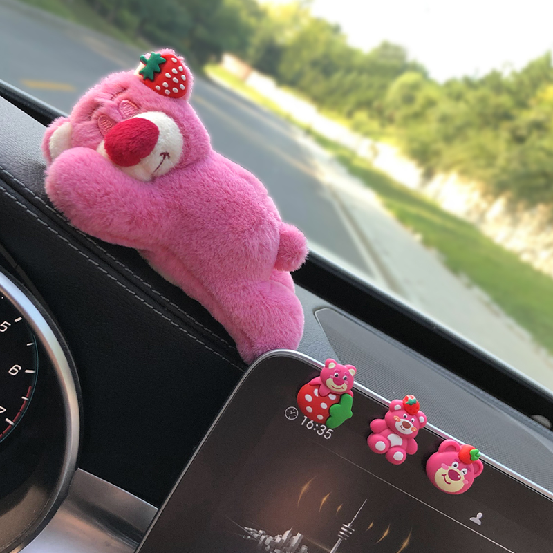 车内饰品屏幕趴趴摆件可爱草莓公仔玩偶熊车载挂件雨刮器汽车怀挡