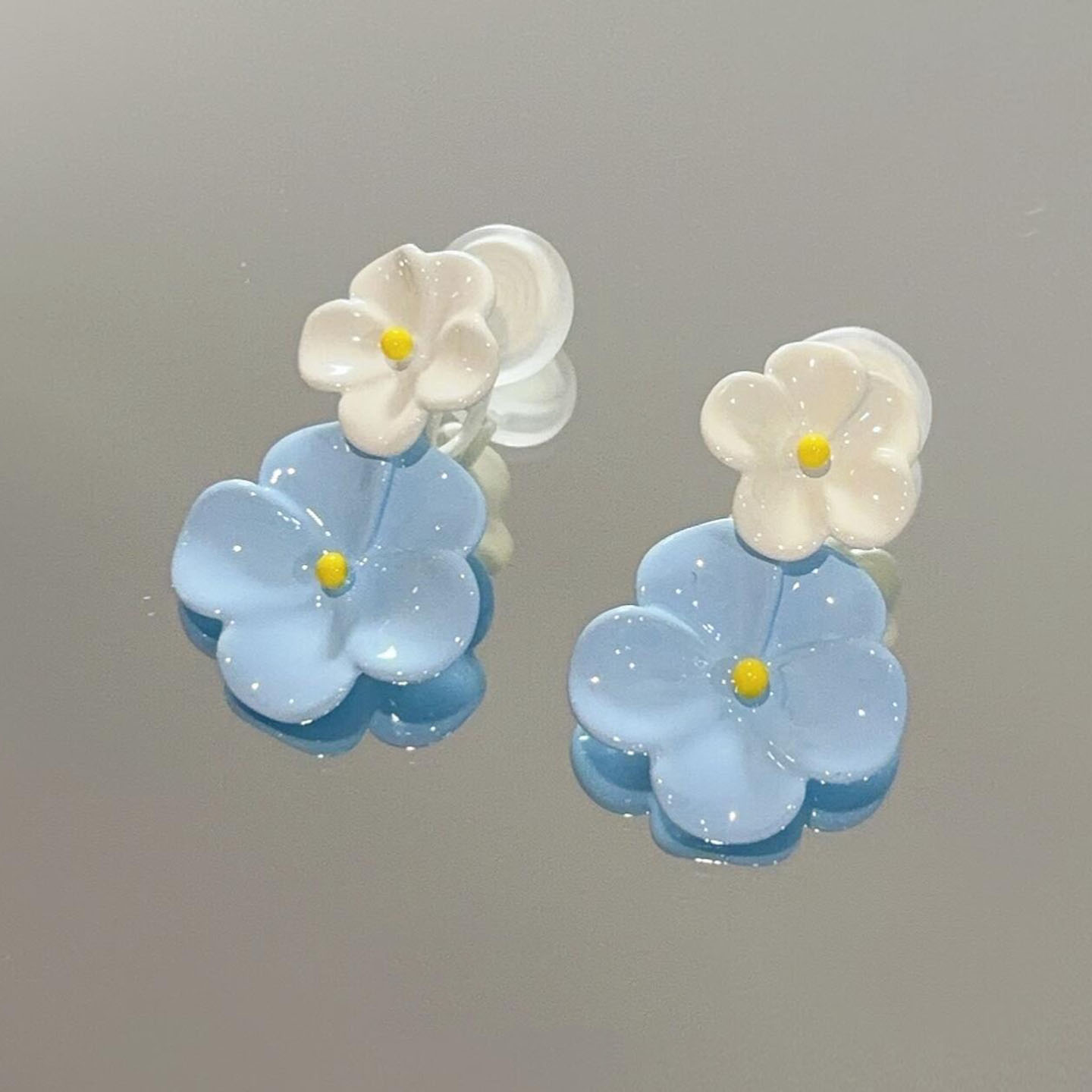 蓝白撞色滴釉花朵耳环