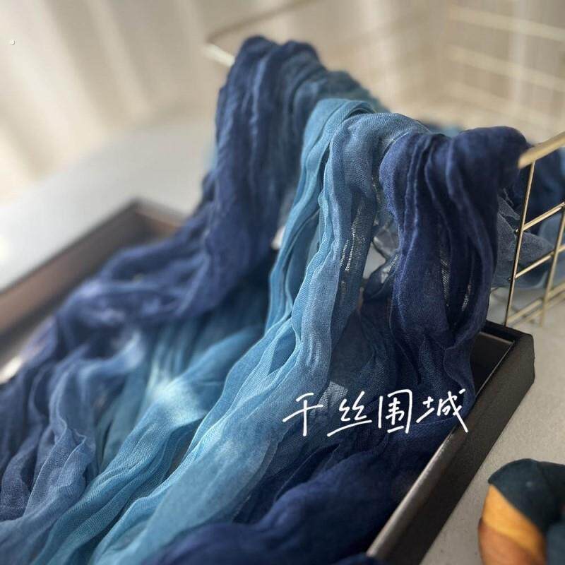 秋冬拼色围巾薄棉手感女妈妈款长条褶皱柔软文艺复古丝巾披肩渐变