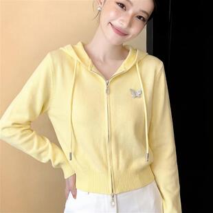 高级感浅黄色连帽针织开衫外套女2026春季新款极简风蝴蝶胸针上衣