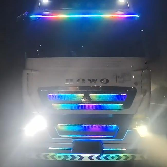 24V货车豪沃T7H改装中网装饰灯七彩流水跑马灯遮阳板流光灯游侠灯