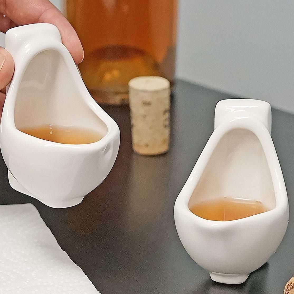 稀奇古怪的酒杯陶瓷小便杯尿壶马桶杯子烈