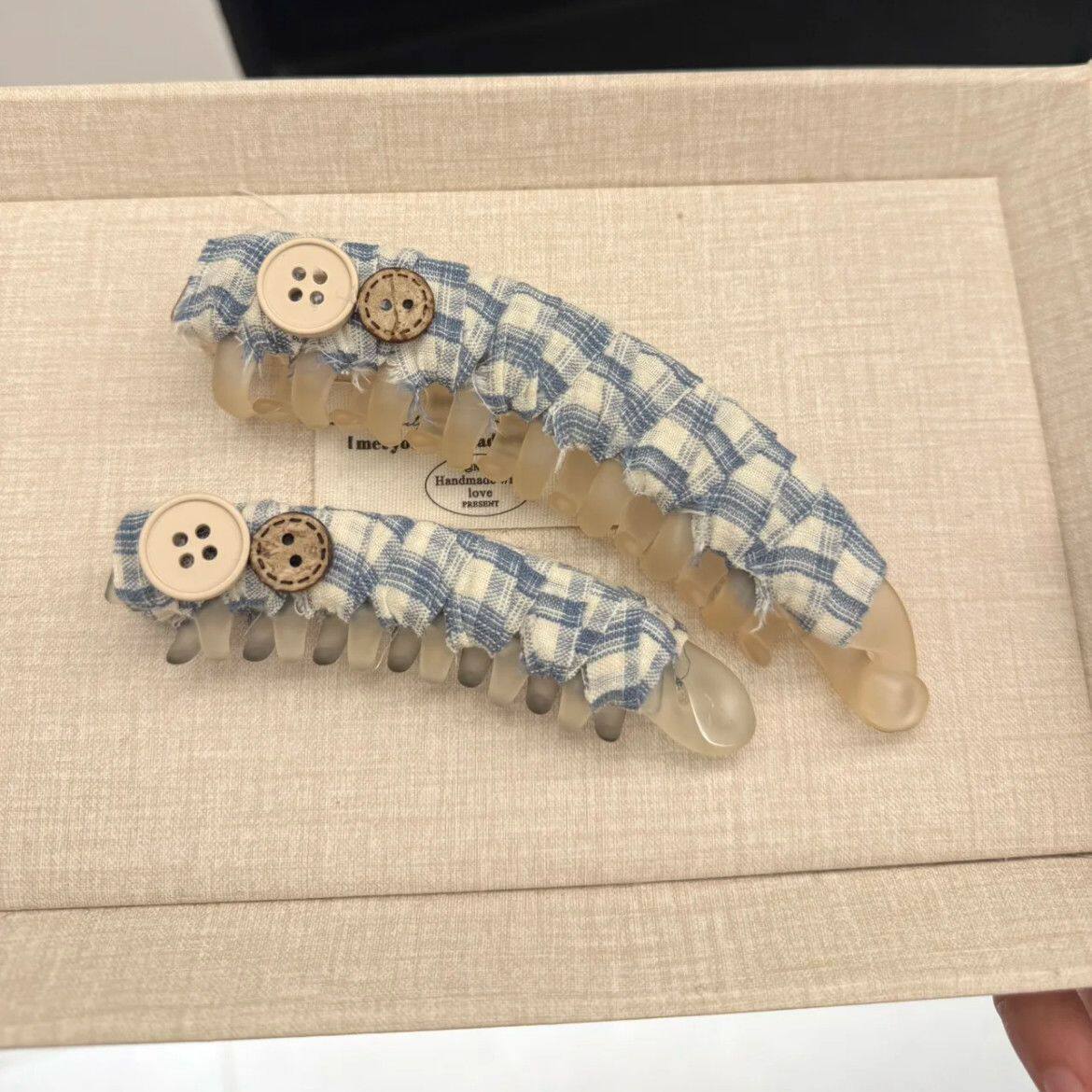 小船谣韩系布艺复古学院风百搭清新简约香蕉夹大小号奶蓝格纹纽扣