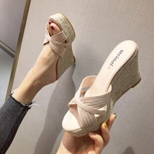 10CM坡跟厚底鱼嘴凉鞋 高跟防水台女拖外穿拼接草编松糕防滑沙滩鞋