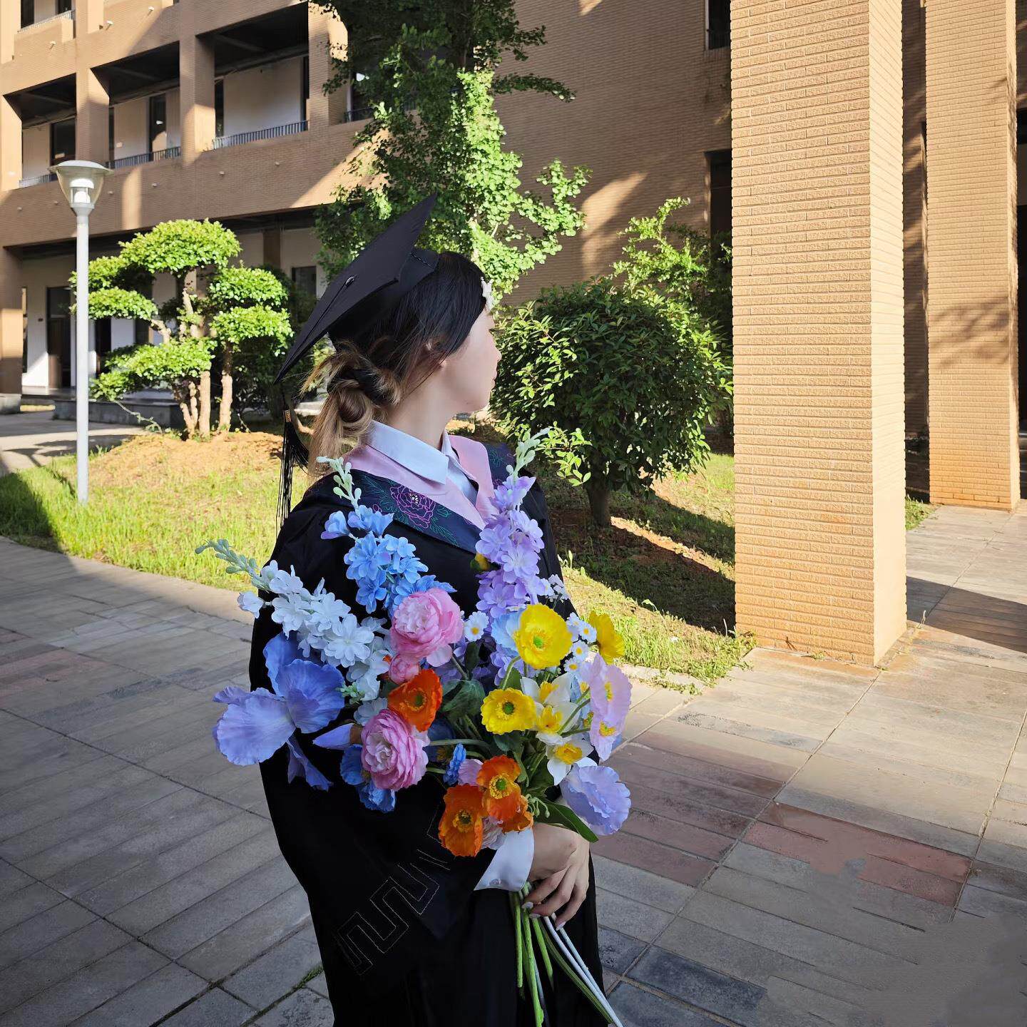 花艺师搭配高级感仿真花橱窗背景莫奈超出片毕业季手捧花拍照道具