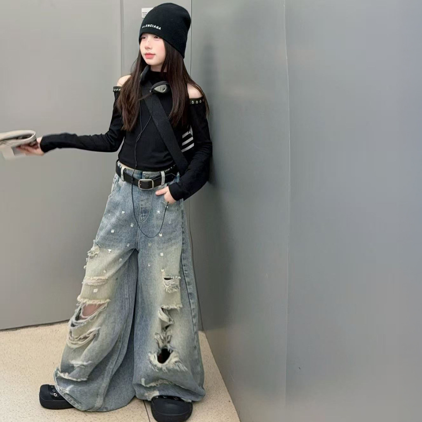 女童时尚破洞牛仔裤秋装2026中大童黑色漏肩长袖打底衫阔腿裤套装
