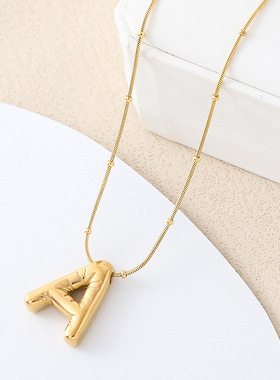 TEMU热销配饰26个英文字母表钛钢铸造字母项链女百搭高级感锁骨链