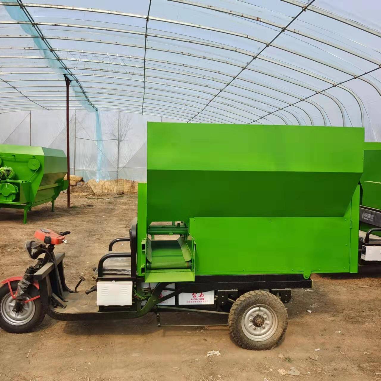 全自动牛羊撒料车电动牛羊喂料车养殖场草料饲料双侧投料上料机