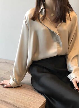 样板房卧室衣帽间女主人房衣服上衣挂饰摆件软装饰品轻奢褂子展厅