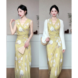 早春巨好看黄色碎花无袖连衣裙女夏季2026新款设计感绝美度假长裙