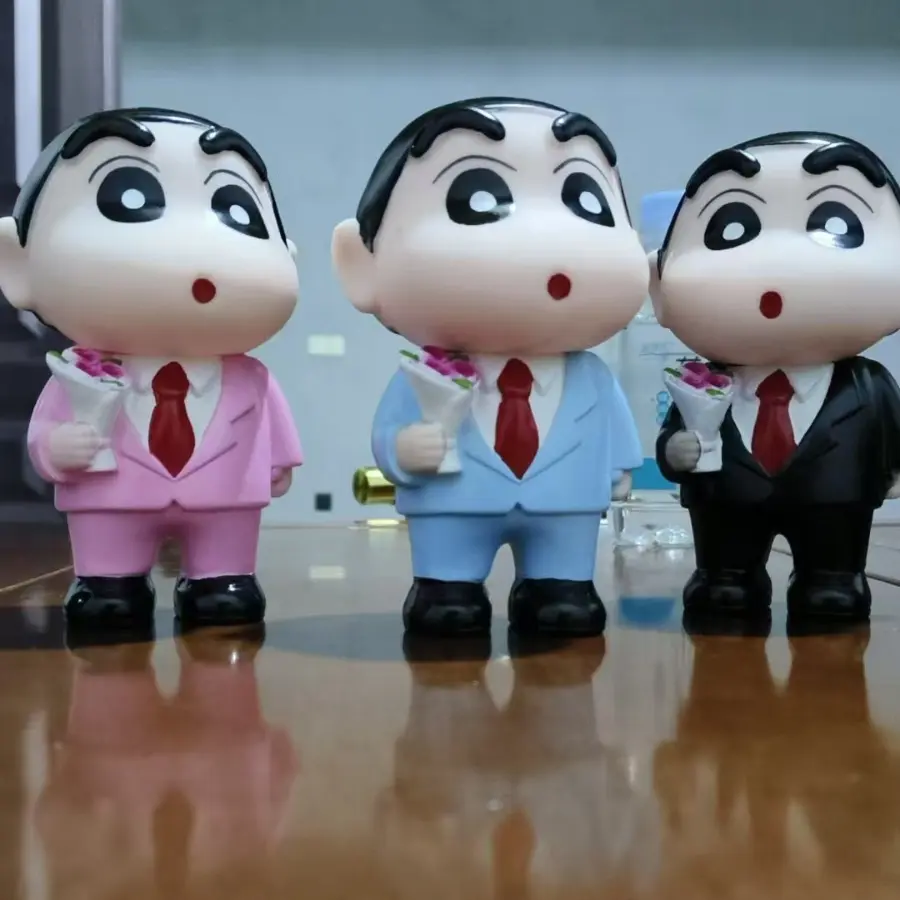 野原新之助上班族玩偶蜡笔打工人拿花模型桌面车载摆件