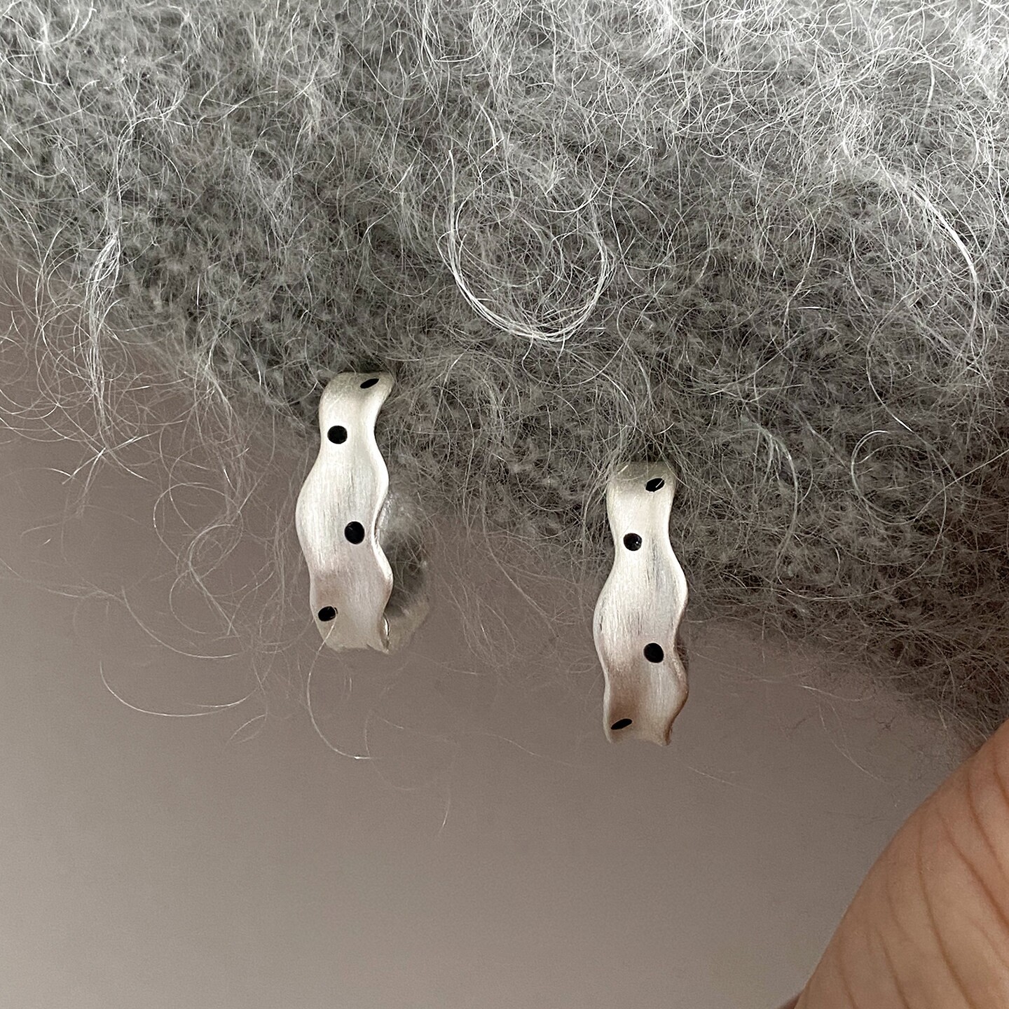 韩系ins银色拉丝波点几何耳钉女简约百搭耳环小众设计高级感耳饰
