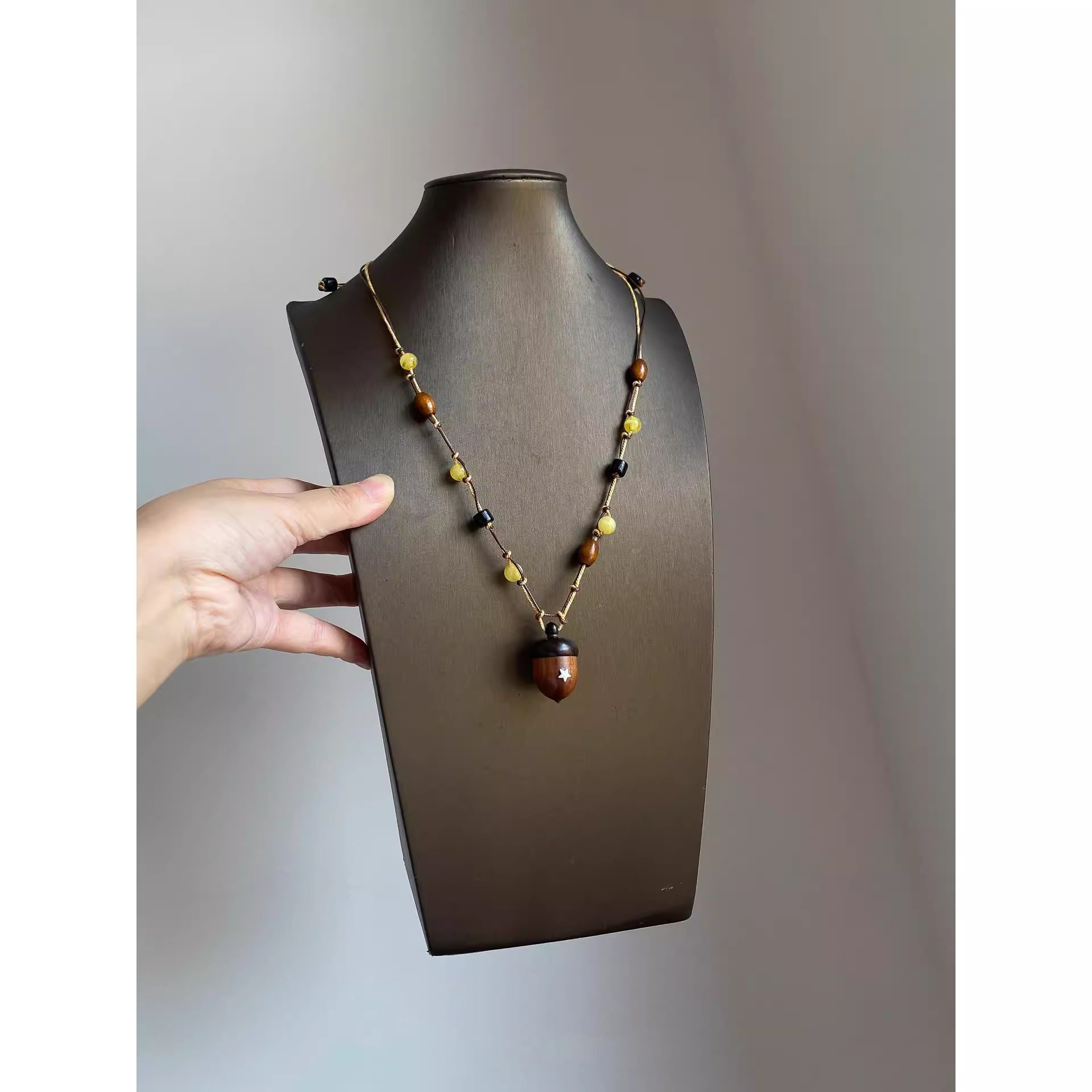 新中式禅意木质松果串珠项链女秋冬时尚吊坠轻奢小众高级感毛衣链