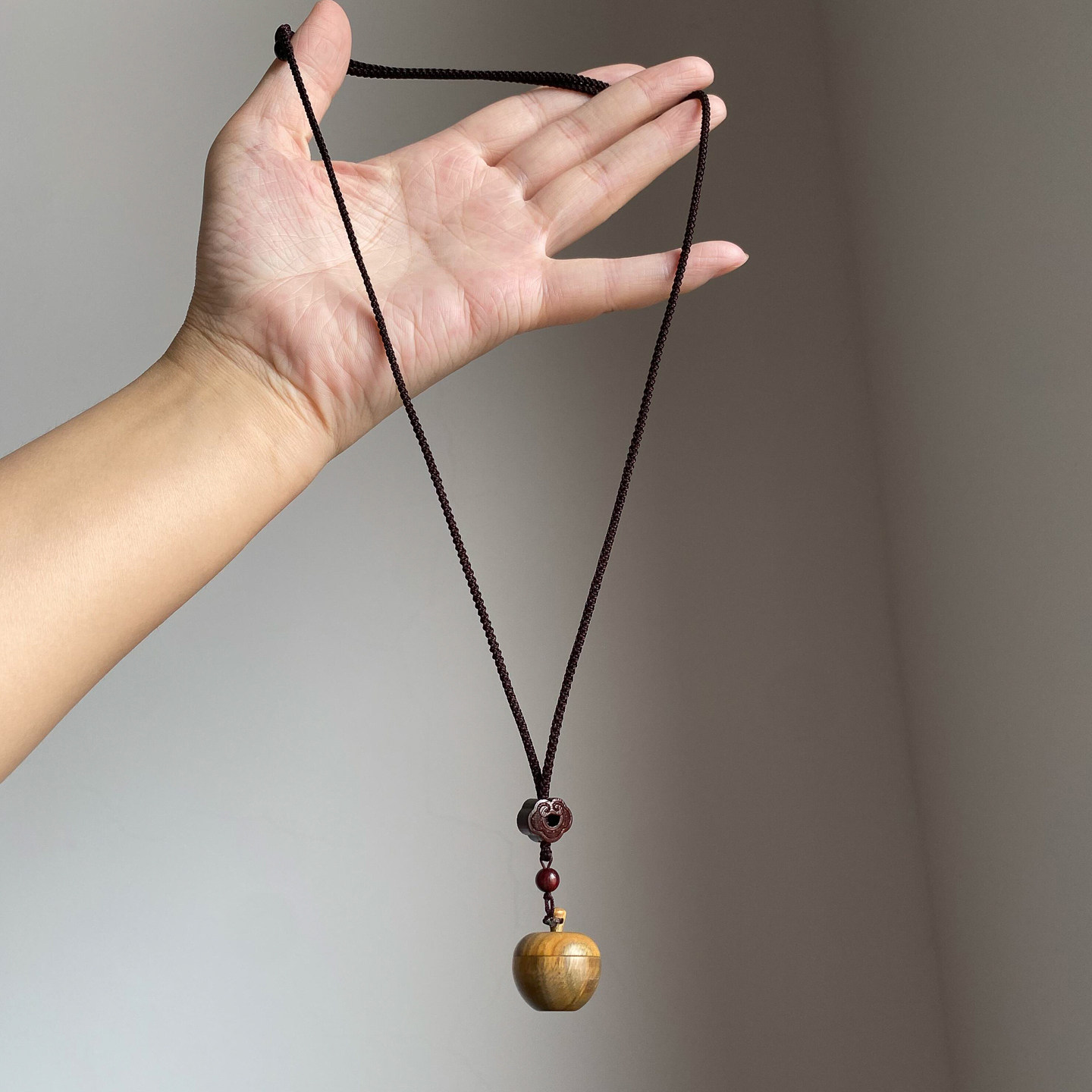 “平安之果”木质浅咖色苹果吊坠项链女气质小众高级感毛衣链配饰