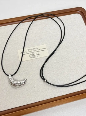 韩系牛角包吊坠黑色皮绳项链女简约百搭气质长款毛衣链锁骨链配饰