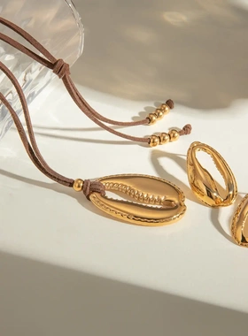 法式新款夏日海洋女式 18k金不锈钢大齿贝吊坠棕色绒绳子项链电镀