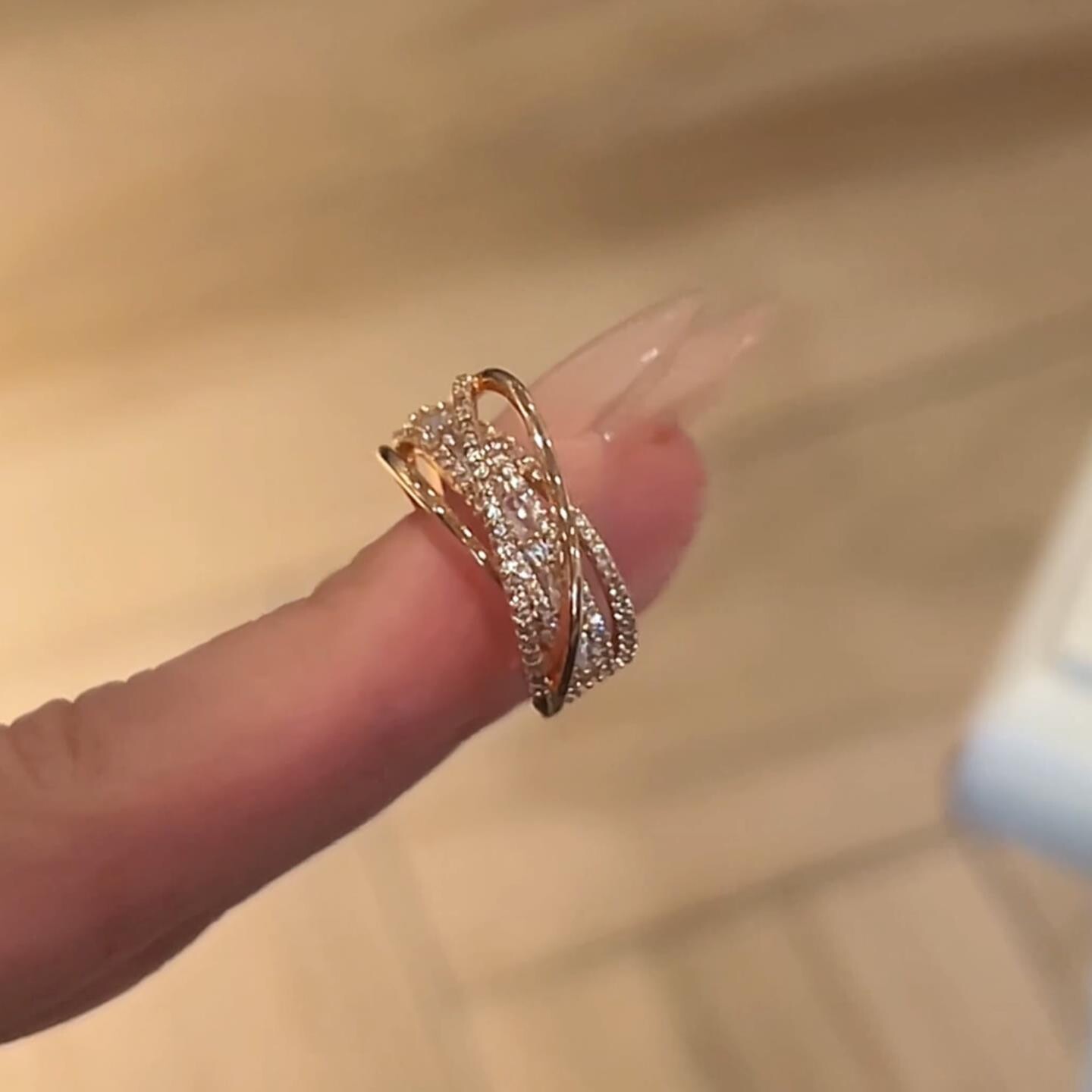 爆闪金色仿钻缠绕交叉戒指女生图片