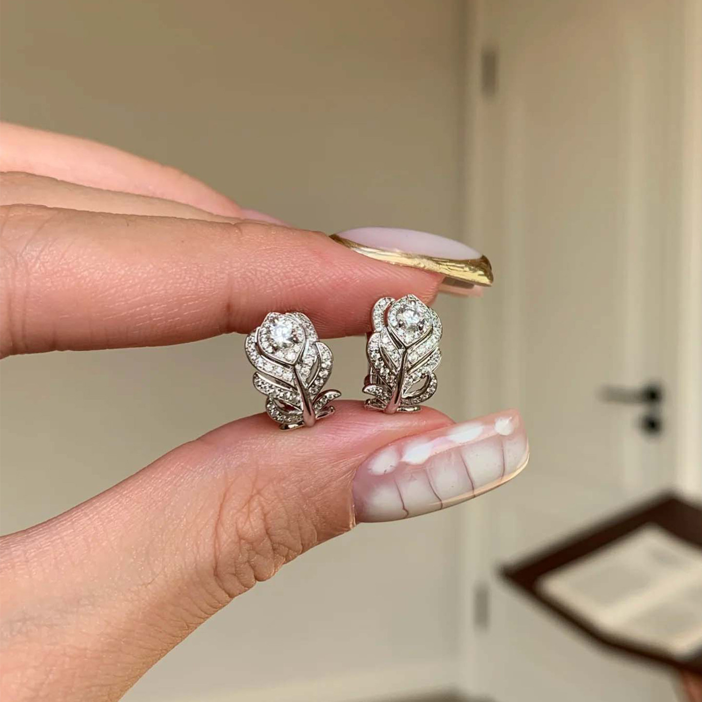 中古重工爆闪满仿钻羽毛耳钉女