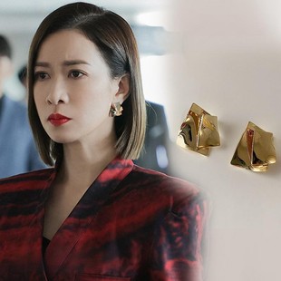 新闻女王佘诗曼同款金色扭曲不规则耳钉女独特百搭耳环高级感耳饰