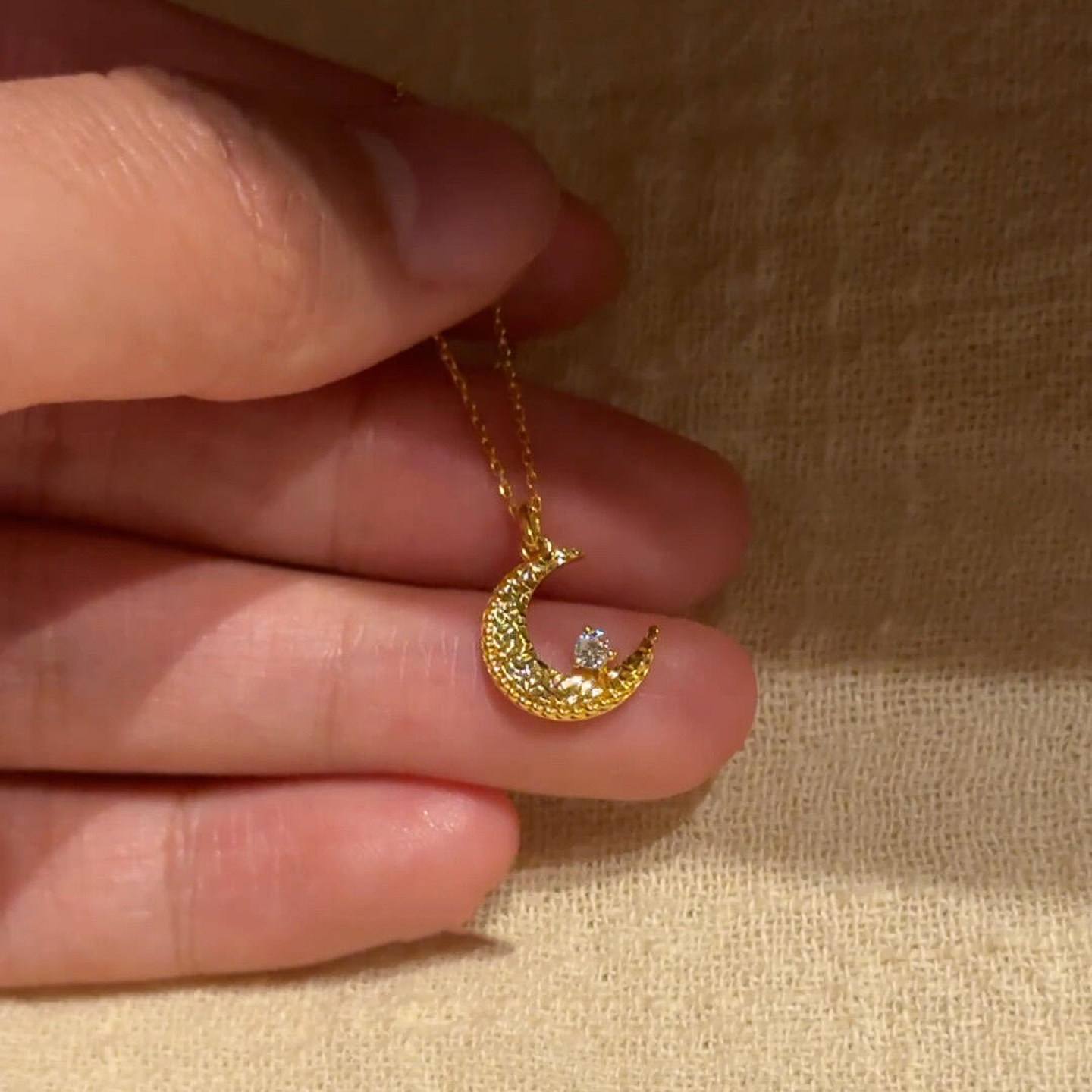 秋冬金色爆闪碎冰冰月牙项链女配饰复古百搭高级感轻奢小众毛衣链,饰品/流行首饰/时尚饰品新,项链,淘宝优惠券,粉丝福利购,淘宝优惠卷